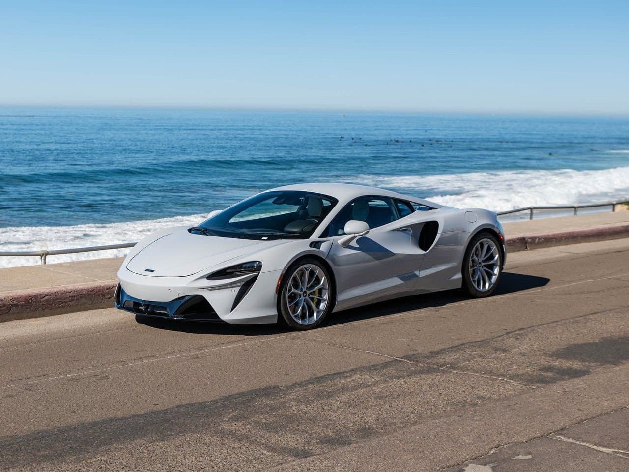 2023 McLaren Artura — image 1